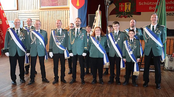 Die Proklamation des neuen Königs: Jörg Striewe (v. l.), Marco Prange, Andreas Muhs, Alexander Otto, Julian Häger, Dennis Göke, Kevin Million, Yvonne Brilon, Marvin Million, Marlon Hoppe, Joseph Gievers, Marc Striewe, Jens Weber. - © Schützenbruderschaft Borgentreich