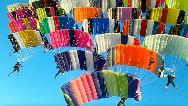 Dicht an dicht fliegen die Fallschirmspringer in der Formation, dabei ist höchste Konzentration und Präzision gefordert. - © Daniel Lépot