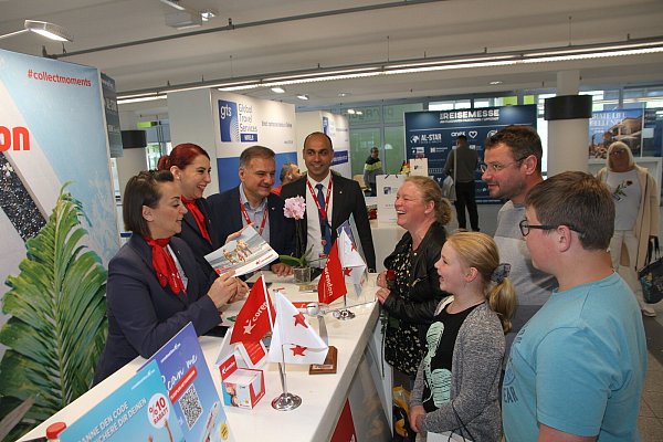 Auch Familie Markmann aus Boke möchte in den Urlaub. Am Stand von Corendon-Airlines holten sich Vater Matthias, Mutter Michaela und Mia und Manuel die entsprechenden Informationen. - © Johannes Büttner