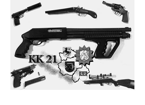 Die Waffen der Gruppe: Unter anderem eine Pistole mit Schalldämpfer, ein Gewehr mit Zielfernrohr und eine Pumpgun für Schrotmunition. - © Polizei Bochum