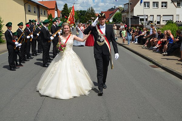 Jan Brinkmann (21) ist König der St. Johannes-Schützenbruderschaft, an seiner Seite geht Jura-Studentin Louisa Hagemeier (20). - © Stefan Koeneke