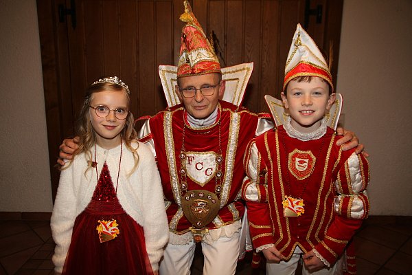 Prinz Werner Kleinschnittger mit dem Kinderprinzenpaar Emma Risse und Benjamin von Rüden. Beide sind 9 Jahre alt, besuchen die Klasse 4a der Grundschule Fürstenberg und wurden von ihren Klassenkameraden zur Kinderprinzenpaar gewählt. - © Johannes Büttner