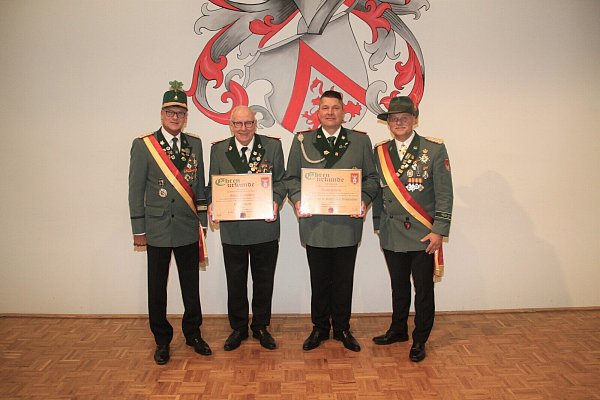 Zu neuen Ehren ernannt (v.l.): Günter Benkelberg (2. v. l) und Adrian Sieweke mit dem 1. Brudermeister Klaus Schäfers (r.) und Geschäftsführer Jürgen Kirchhoff (l.). - © Schützenbruderschaft Elsen