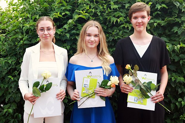 Ehrungen für Bilinguales Abitur und MEGA-AG (Teilnahme an internationalen Treffen mit politischen Debatten): Joyce Oberschelp, Jula Wünsch und Marieke Tiemann. - © Tilmann Brienne/Wittekind-Gymnasium