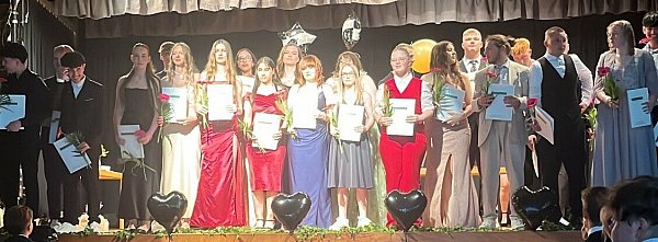 Den Jugendlichen der Klasse 10b wünschte auch Sabrina König als Klassenlehrerin alles Gute. - © Stemweder-Berg-Schule