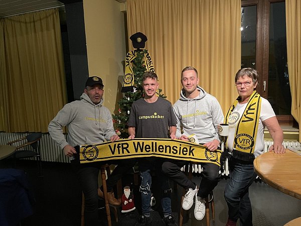 André Rodehutskors (v.l.), Justin Werner, Ole Schürmann und Jutta Kokel mit VfR-Accessoires. Foto: nicole Bentrup - © Nicole Bentrup