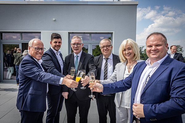 Einweihung Erweiterungsbau Studieninstitut,


von links: Pit Clausen, Marcel Zill, Dr Rainer Norden, Dr. Ulrich Pohl, Sabine Seidel, Eugen Latka - © Mike-Dennis Müller