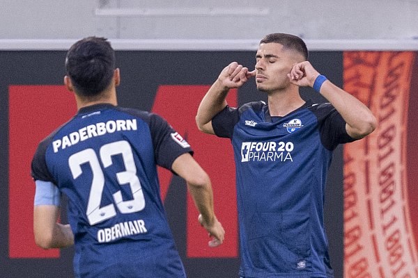 Koen Kostons (r) bejubelt sein Tor zur Führung für den SC Paderborn gegen Hannover 96. Doch auch am Ausgleich für die Gäste ist er wenig später beteiligt. - © dpa/David Inderlied