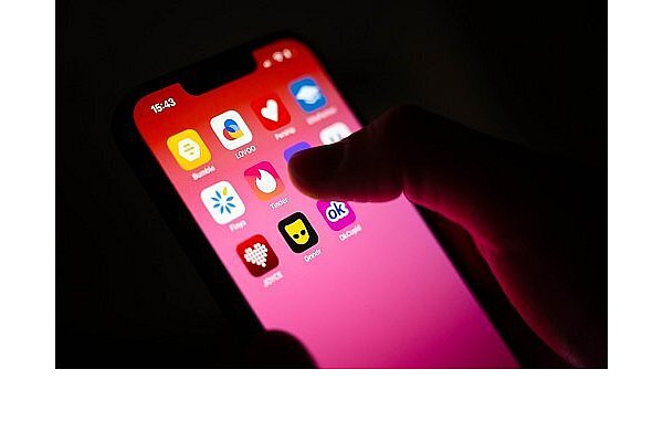 Auf Dating-Portalen wie Grindr oder Planet Romeo sind häufig diskriminierende Einträge zu finden. - © dpa
