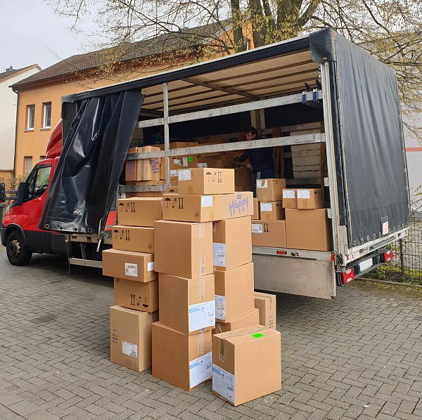 Ein Team von der Universität Paderborn hat einen Transporter mit mehreren Kisten voller dringend benötigter Medikamente für ein Krankenhaus in der Nähe von Kiew beladen. - © Universität Paderborn