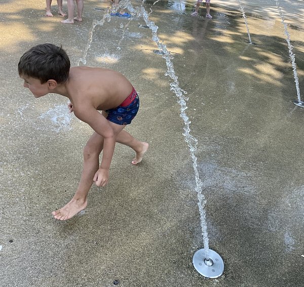 Die Wasserspiele am Kaiser-Wilhelm-Denkmal in Detmold sind bei Kindern vor allem an heißen Tagen sehr beliebt. - © Seda Hagemann