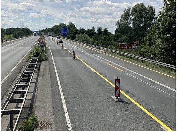 Derzeit lässt die Autobahn GmbH auf der A33 die Übergänge an der Lippebrücke bei Paderborn erneuern. Deshalb sind in Fahrtrichtung Brilon die beiden Spuren nach außen verschwenkt. - © Autobahn GmbH