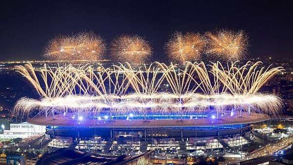 Mit einem Feuerwerk über dem Stade de France endete Olympia in Paris. Optimisten träumen von Olympischen Spielen in NRW. - © Sebastian Kahnert/dpa