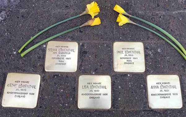 Die fünf Stolpersteine in der Küblerstraße 16 erinnern an des Schicksal der Familie Löwenthal: Die Eltern retteten ihre drei Töchter 1938 mit dem letzten Kindertransport nach England - ihre Spuren verlieren sich nach der Deportation nach Riga. - © Stolperstein-Initiative BI