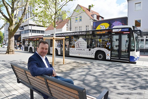 Padersprinter-Geschäftsfürher Oliver Eikenberg gehört zu den ersten, die den neuen Steig B am Westerntor testen. - © Miriam Brune/Stadt Paderborn