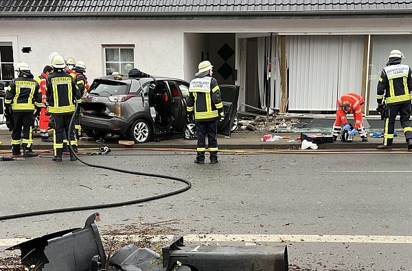 Ein Auto ist in einem Schaufenster gelandet. - © Feuerwehr Hüllhorst