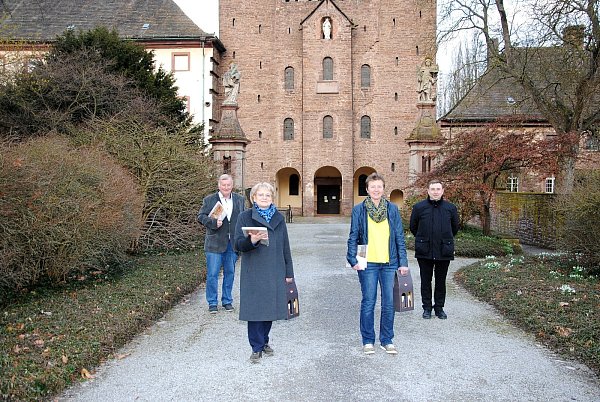 Pfarrdechant Hans-Bernd Krismanek (r.) dankte Angelika Gabriel (2. v. r.), Eva Greipel-Werbeck und Hans-Werner Gorzolka für ihre Ideen und übergab dem findigen Trio einige Präsente. - © Kirchengemeinde Corvey