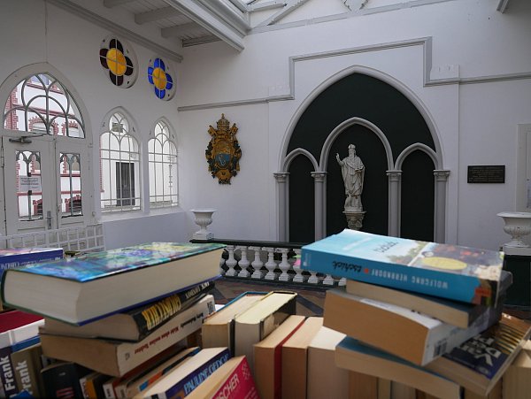 Nicht nur der Quellen-Ausschank wurde Opfer blinder Zerstörungswut, sondern auch die Lesestube in der Trinkhalle. - © Klaus Karenfeld