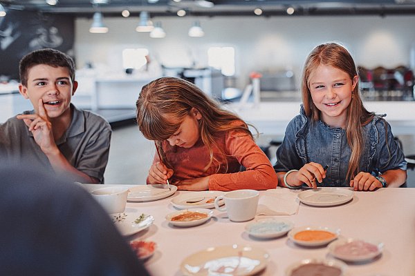 Kinder können im Porzellanmuseum Brotteller individuell bemalen. - © Claudia Warneke