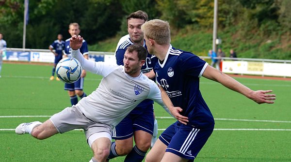 Jöllenbecks Fabian Gehring (helles Trikot) bekommt es am Samstag wieder mit dem TuS 08 Senne I zu tun. - © Peter Unger