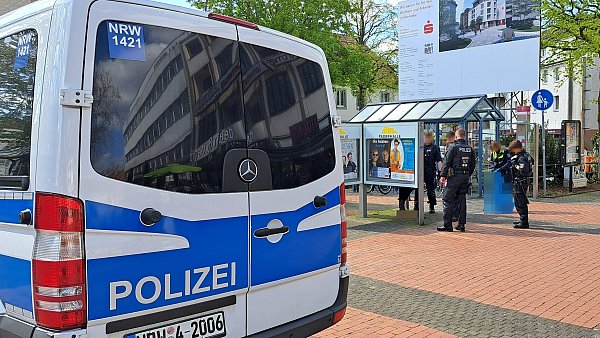 Beamtinnen und Beamte der Bielefelder Polizeihundertschaft bei einer Kontrolle am Westerntor. - © Polizei Paderborn
