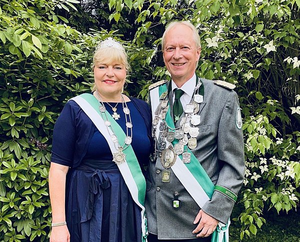 Das noch amtierende Königspaar Cordula Althoff und Jürgen Uppenbrock. - © SG Enger