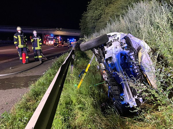 Die Einsatzkräfte der Freiwilligen Feuerwehr Bad Salzuflen sichern den verunfallten Toyota Aygo, der hinter der Leitplanke auf der Autobahn 2 liegt. - © Daniel Hobein / Feuerwehr Bad Salzuflen
