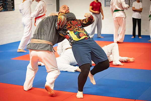 Der erfahrene Ju-jutsuka Ralf Elbrächter (brauner Gürtel) bringt NW-Mitarbeiter Jan Moshage zu Boden. Foto: Mike-Dennis Müller - © Mike-Dennis Mller / www.mdm.photo