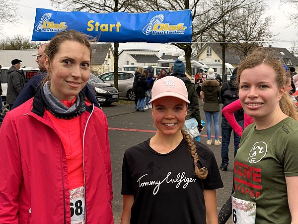 Ganz begeistert ist die Siegerin Paula Böttcher aus Großenkneten (Mitte) vom Flair des Lipperreiher Weihnachtslaufs. Reikja Krause aus Löhne (li.) und Vorjahressiegerin Sarah Stockhausen von der ASG lagen auf Platz zwei und drei. - © Horst Biere