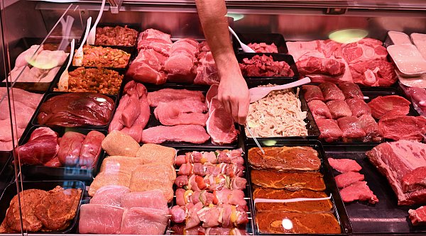 Wer unverpacktes Fleisch an der Theke oder auf dem Markt kauft, bekommt zukünftig mehr Klarheit über die Herkunft. - © dpa
