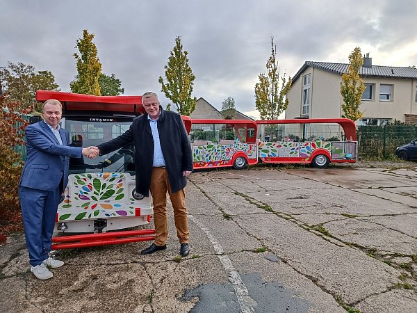 Freundliche Übergabe von Bürgermeister zu Bürgermeister. Ulrich Lange (l.) begrüßt Daniel Hartmann aus Höxter am Bauhof in Bad Lippspringe. - © Gartenschau Höxter