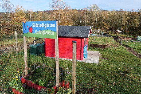 Die Südstadtgärten in Oerlinghausen. Für das Häuschen gibt es eine Baugenehmigung, betont Friederike David. - © Martin Düsterberg