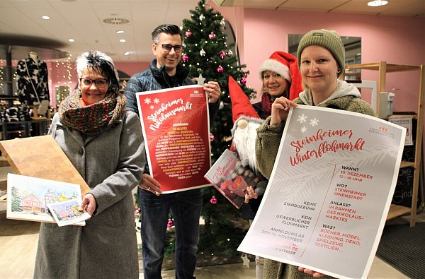 Künstlerin Sabine Diedrich (v. l.), Daniel Krüger, Marita Kaufmann und Wiebke Schröder (Stadtmarketing Genossenschaft, Arbeitskreis Nikolaus) laden zum Nikolausmarkt ein. Foto: map - © Madita Schellenberg