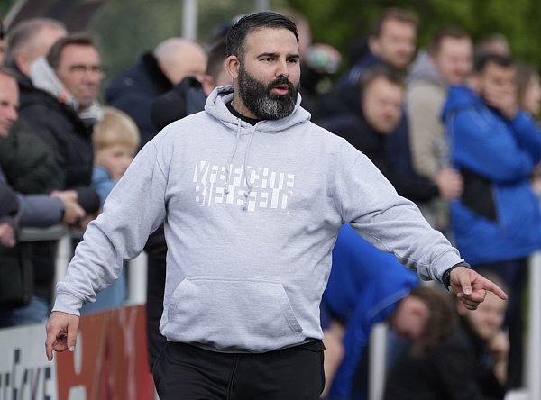 Trainer Ferhat Kilinc übernahm den VfB Fichte erst nach dem 18. Spieltag. Wohl zu spät für eine Rettung. Foto: Peter Unger - © Peter Unger