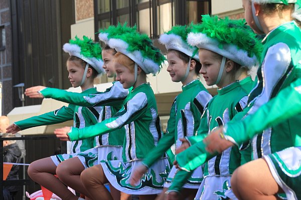 So wie hier bei der Sessionseröffnung, erhalten die jungen Gardetänzerinnen auch beim Online-Karneval einen glanzvollen Auftritt. - © Madita Schellenberg