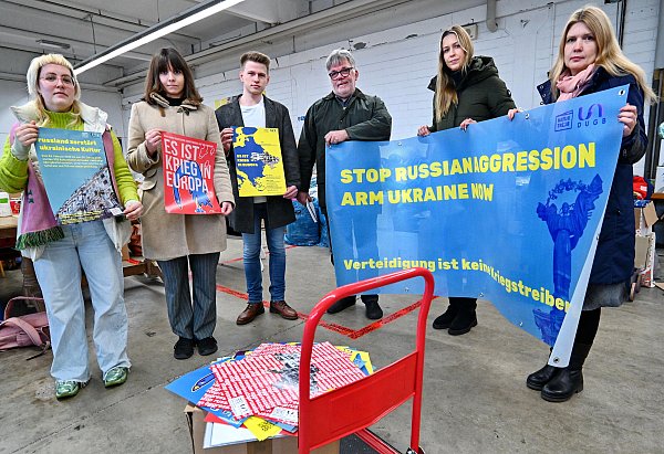 Zu den Organisatoren der Kundgebung gehören Serafima Rayskina von Naturtrüb (v. l.), Lena Bartsch (JuSos), Jannis Kohlhase (JuLis), Reinhard Siekmann (Bielefelder Chöre), Katharina Kotulla (Junge Union) und Olga Blinov (deutsch-ukrainische Gesellschaft Bielefeld). - © Barbara Franke