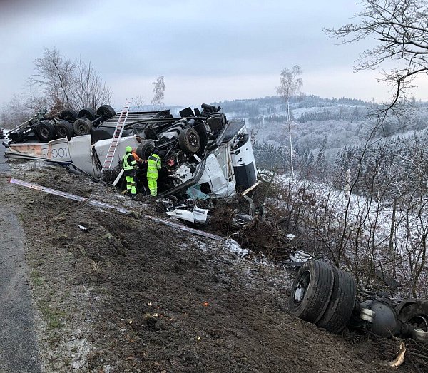 Der Lastzug blieb nach dem Überschlag an der Böschung der Autobahn 44 liegen. - © Autobahnpolizei Bielefeld