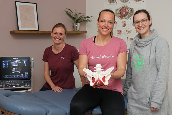 Eva-Marie Hüppmeier (v. l.) und Maria Agethen (beide Bauchwärts) und Nina Brenke sprechen darüber, wie wichtig Beckenboden-Training beim Thema Harninkontinenz ist. - © Mareike Gröneweg