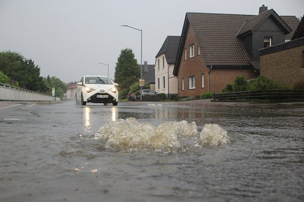 Nach dem Starkregen ist der Druck des Wassers so stark, dass es aus der Kanalisation nach oben gedrückt wird. - © Florian Weyand