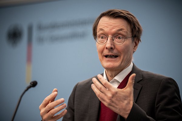 Karl Lauterbach (SPD) sieht viele Vorteile im Organspenderegister. - © dpa/Michael Kappeler