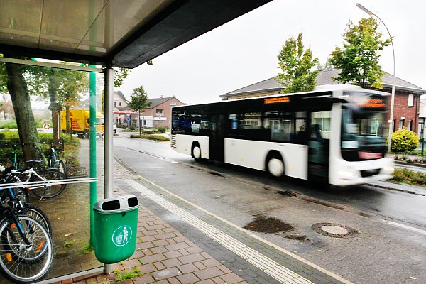 Das Eltern-Kind-Ticket ist für eine einmalige Hin- und Rückfahrt zwischen dem Wohnort und der Schule für einen Erwachsenen und ein Kind gültig. - © Copyright: Thoering / D-33161 Hoevelhof