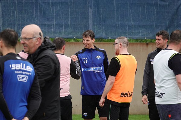 SCP-Profi Maximilian Rohr klatscht nach der inklusiven Übungseinheit mit den Trainingsgästen ab. - © SC Paderborn 07