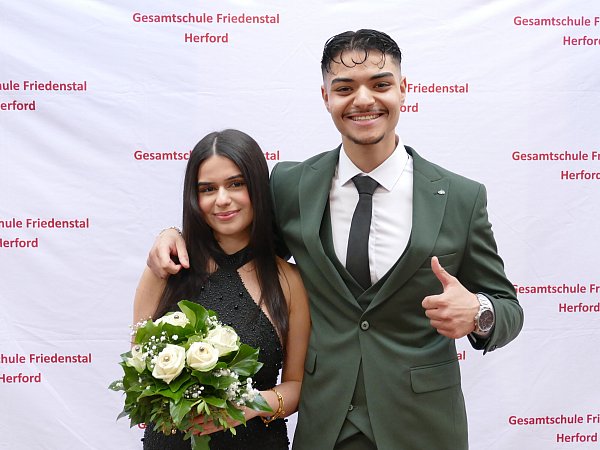 Jana Hamo und Lewend Biesho wurden als Jahrgangsbeste besonders geehrt und erhielten zusätzliche Auszeichnungen. - © Gesamtschule Friedenstal