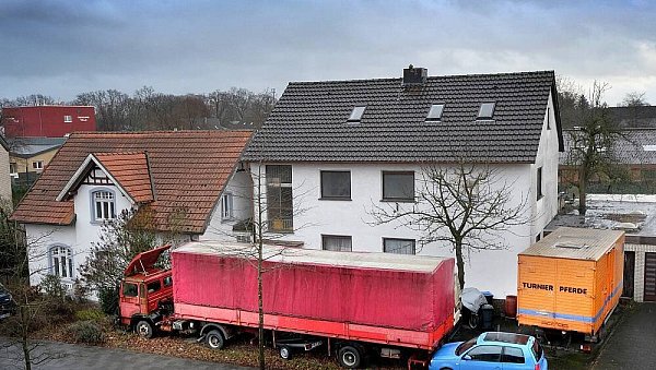 Die alten Autos und Lkw sollen vom Grundstück an der Gütersloher Straße in Verl verschwinden, sagt der Kreises Gütersloh. Dagegen hat der Verler geklagt. - © Andreas Frücht