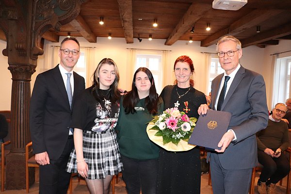 Bürgermeister Theo Mettenborg (v.l.), Anna und Carla sowie ihre Mutter Inge Bultschnieder und Landrat Sven-Georg Adenauer. - © Marion Pokorra