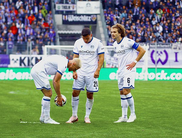 Louis Oppie, Stefano Russo und Mael Corboz (v.l.) beratschlagen, wer den Freistoß schießt. Russo verwandelte direkt zum 1:1. - © IMAGO/Kruczynski