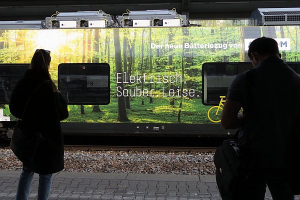 Ein Akkutriebzug, hier in Vaihingen bei Stuttgart, könnte künftig auch die neue Almetalbahn befahren - © Initiative Almetalbahn - Wester/Castellanos