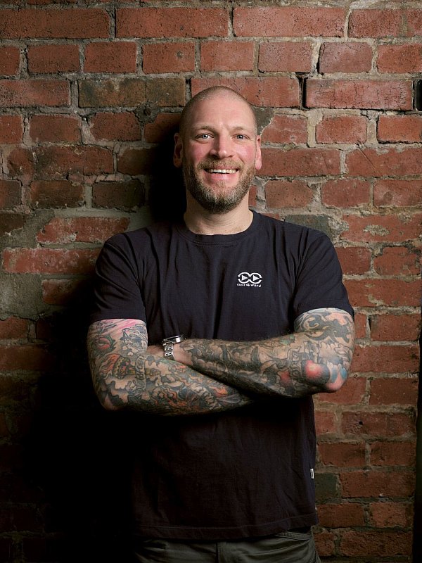 Gastronom Marcel Lossie gründete Fruchtalarm. Er hat sich in Bielefeld auch mit dem Lossie-Gin und als Teil des Retterteams für den Bielefelder Lokschuppen einen Namen gemacht. - © Marcel Lossie