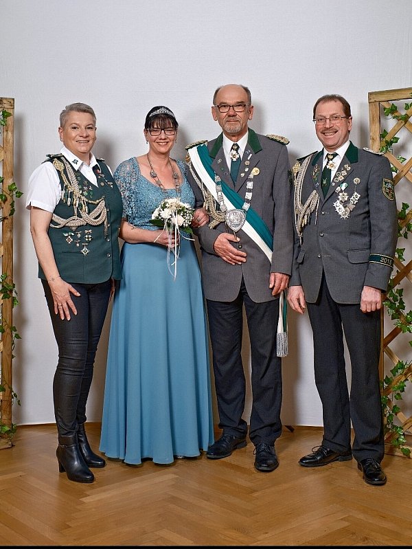 Silke Kniepkamp (v.l.), Königin Christine Tschechne, Kaiser Olaf Kuhlmann und Dirk Kniepkamp freuen sich auf viele Gäste. - © Schützenverein Lenzinghausen