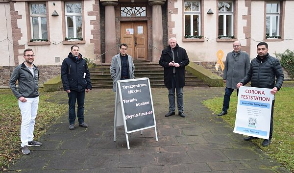 Freuen sich über neue Testmöglichkeiten: Hauke Bitterberg, (v.l.) Apotheke am Ansgar, Sebastian Firus, Teststelle Markstraße, Tim Probsthain, Drive-In-Testzentrum, Bürgermeister Daniel Hartmann, Wirtschaftsförderer Volker Rodermund und Josef Sökmen, Teststelle Nicolaistraße. Foto: Stadt Höxter - © Stadt Höxter